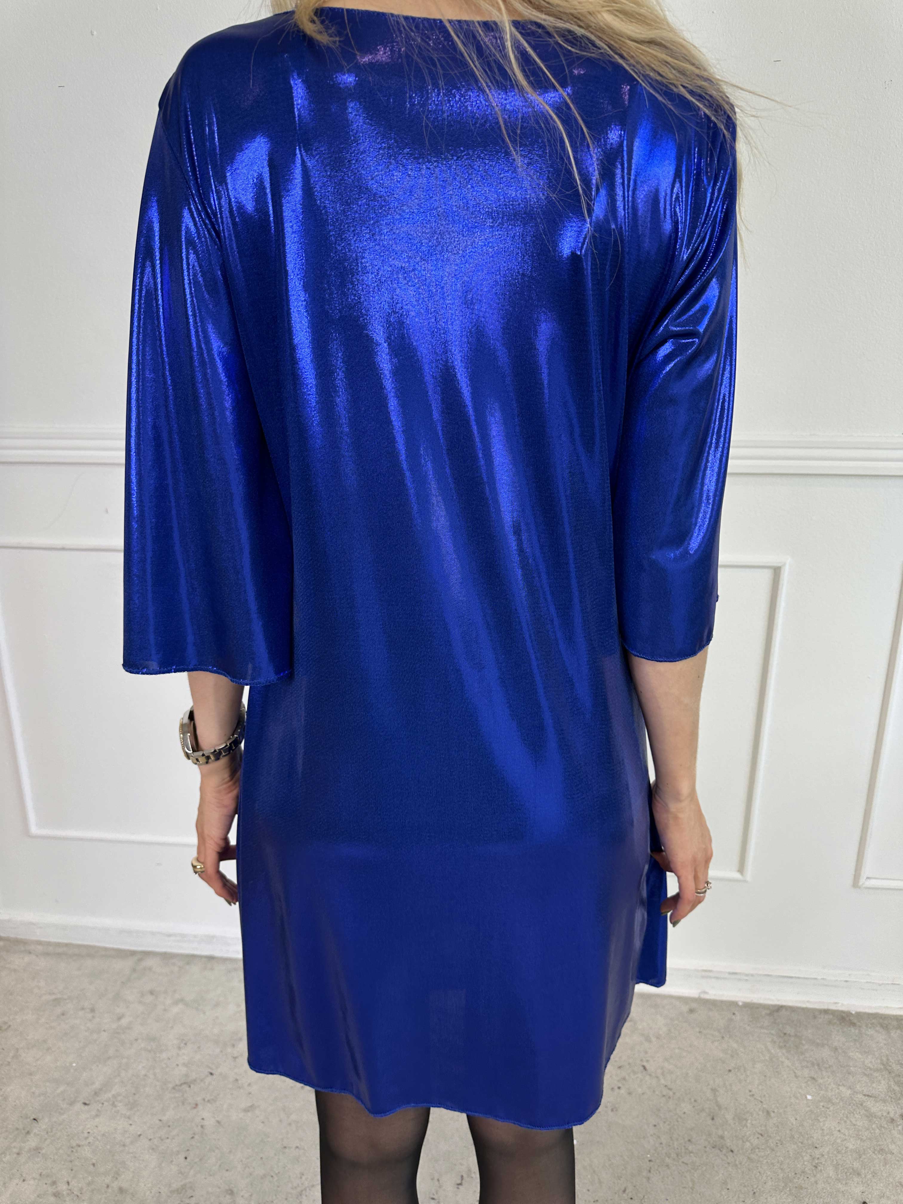 Roxy - Klänning i glansigt material med elegant knutdetalj